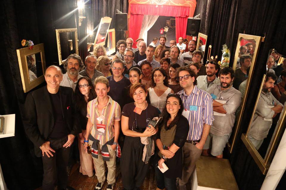 Il gruppo di Rete Critica al completo con Armando Punzo nel Teatro Renzo Graziani del Carcere di Volterra